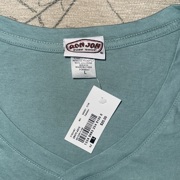 Ron Jon Cocoa Beach Vneck T-shirt - NWT. Sz Large. - Picture 3 of 5